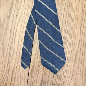 Elegant MICHIGAN WOLVERINES Blue and Gold Striped Men's Tie